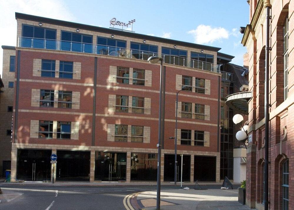 Roomzzz Leeds City Exterior photo