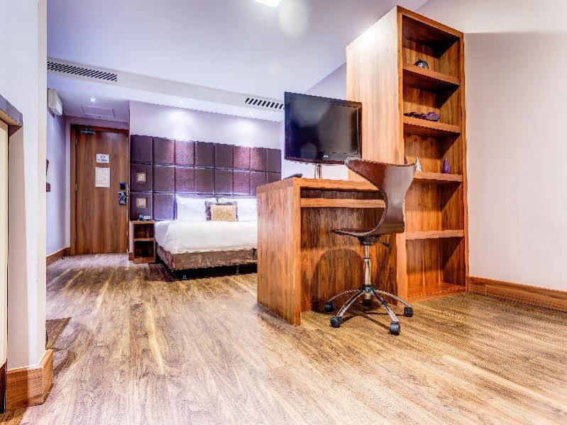Roomzzz Leeds City Exterior photo